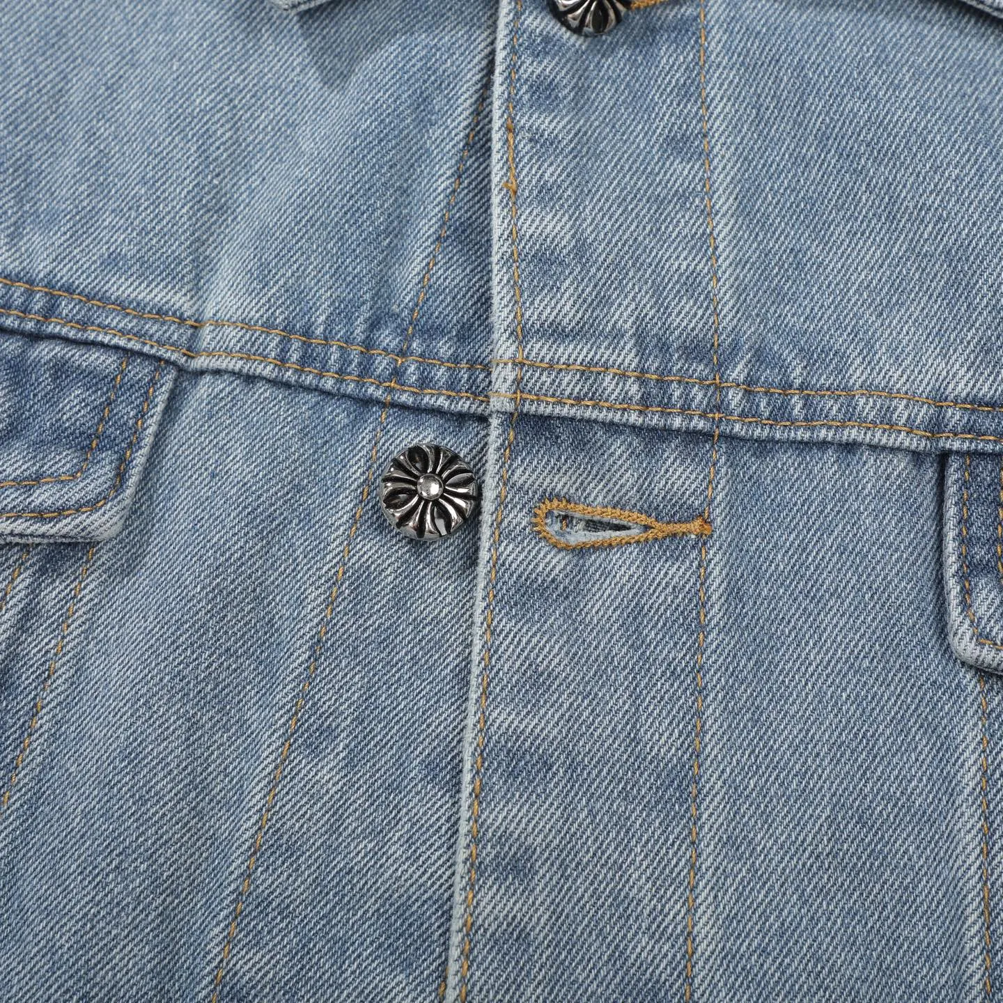 P270 Chrome/Hearts Chrome/Hearts Sanskrit embroidered cross-paved leather denim jacket. The whole piece of clothing is really heavy-duty. It is made of denim denim imported from Japan. It is washed after the finished product. The loss rate is very high. The overall distressed craftsmanship has a stylish upper body. The classic Sanskrit embroidery design on the back. The Behringer embroidery machine is precise and three-dimensional because of the old craftsmanship. From the hardware to the three labels, all molds are re-opened and made to order. 100% restored craftsmanship. Including the silver thread anti-counterfeiting, all are redone this year. All cross leathers are laser aligned. The leather difference is definitely not the same as the super fiber leather on the market. It uses this year’s new sheep leather. The finished embroidery guarantees the overall quality❗️ Color: light blue Size: S M L XL